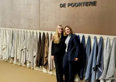 Julie Van Raefelgem en Maud Dessein presenteren de gepatenteerde velvet wall covering van De Poortere Frères.